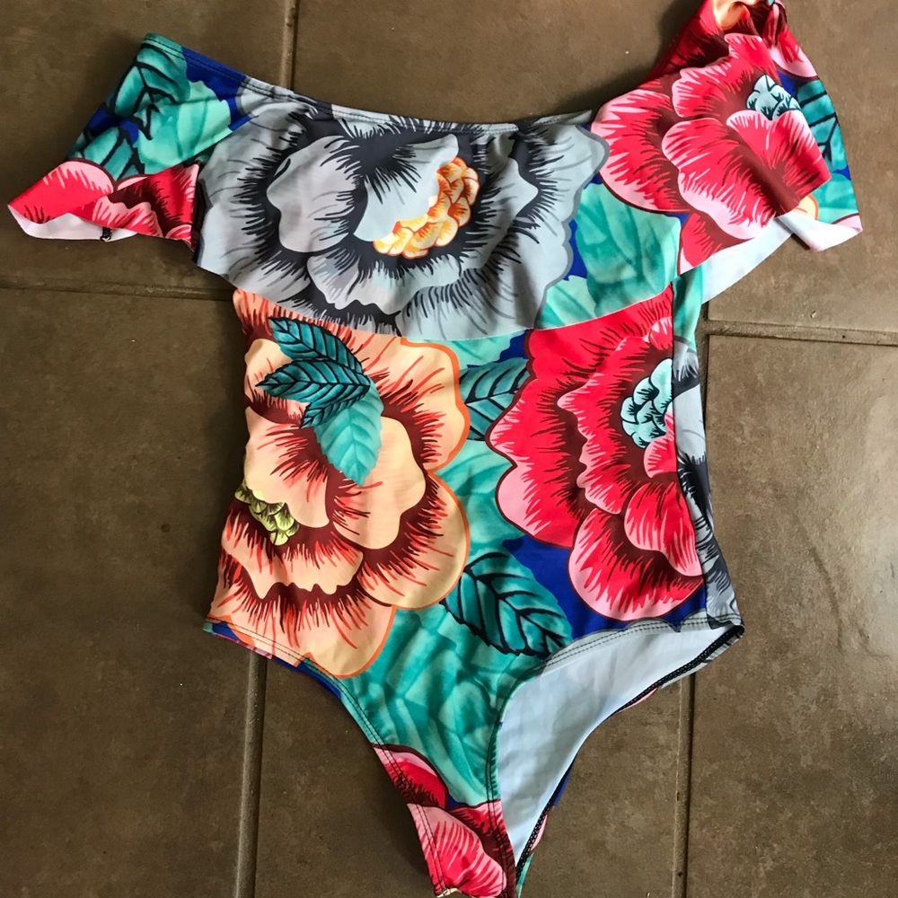 Final🔻NWOT Off the shoulder one piece